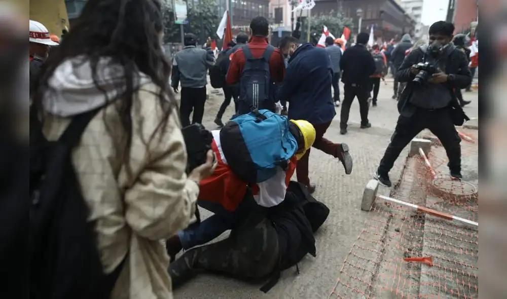 Agresión a fotógrafo John Reyes. Foto: Aldair Mejía/La República Agresión a fotógrafo John Reyes. Foto: Aldair Mejía/La República