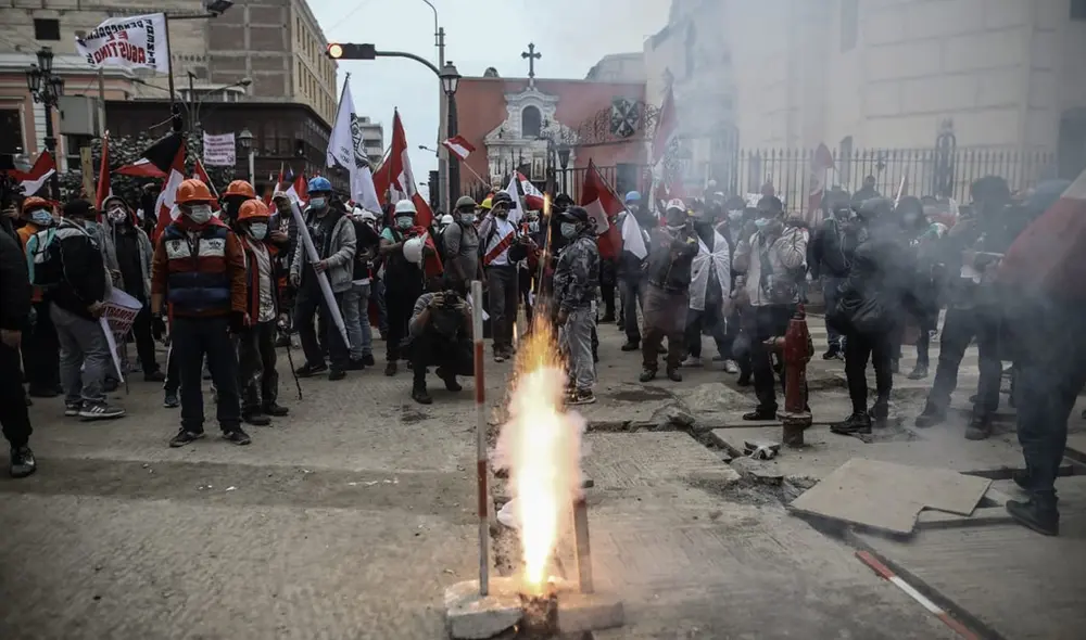 Simpatizantes de Fuerza Popular generaron desmanes en los exteriores de Palacio de Gobierno. Foto: Aldair Mejía/La República
