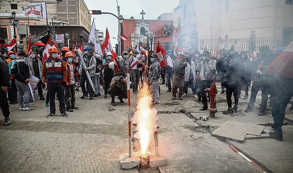 Hordas. Seguidores de Fuerza Popular intentaron llegar a Palacio de Gobierno. En el camino destruyeron locales comerciales y se enfrentaron con la Policía. Foto: Aldair Mejía/La República Hordas. Seguidores de Fuerza Popular intentaron llegar a Palacio de Gobierno. En el camino destruyeron locales comerciales y se enfrentaron con la Policía. Foto: Aldair Mejía/La República