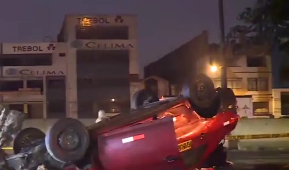 El accidente ocurrió en la Panamericana Norte, con dirección hacia Comas. Foto: captura América Televisión El accidente ocurrió en la Panamericana Norte, con dirección hacia Comas. Foto: captura América Televisión