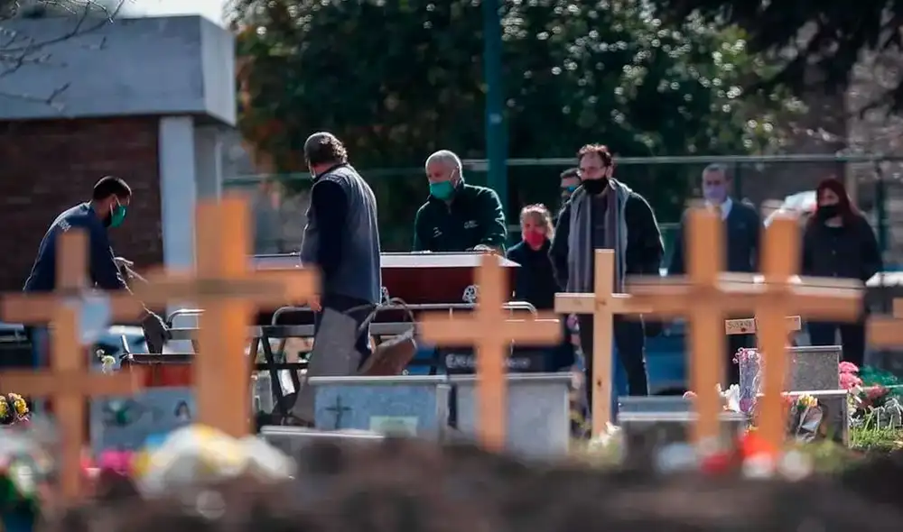 Argentina se ubicó así en el octavo puesto del mundo en total de casos y en el undécimo por el total de muertos. Foto: EFE Argentina se ubicó así en el octavo puesto del mundo en total de casos y en el undécimo por el total de muertos. Foto: EFE