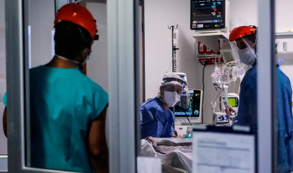 Argentina sigue sumida en un virulento pico en plena segunda ola y superó las 100.000 muertes por la pandemia. Foto: EFE