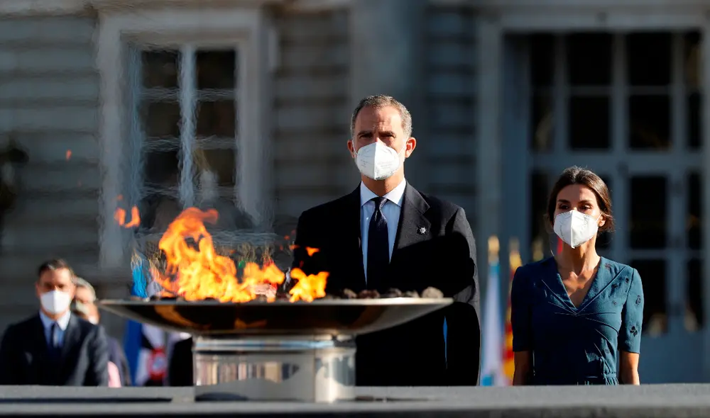 Los reyes Felipe y Letizia presiden el acto de homenaje a las víctimas de la pandemia y de reconocimiento al personal sanitario en la Plaza la Armería del Palacio Real en Madrid. Foto: EFE
