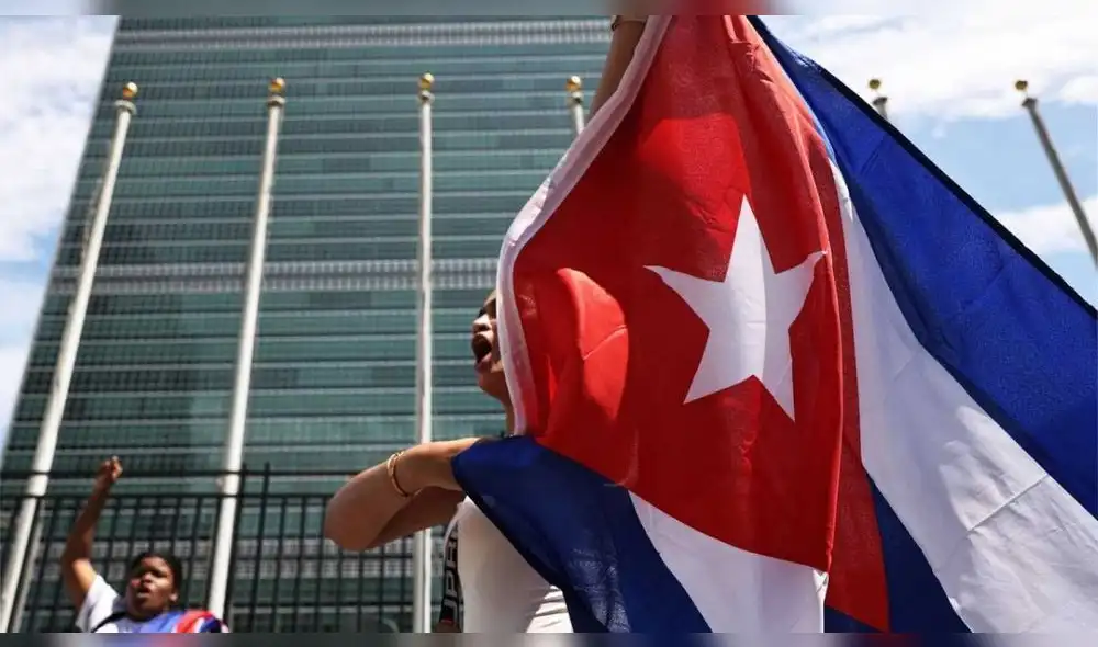 Un pequeño grupo de personas se reúne frente a Naciones Unidas en contra del Gobierno de Cuba, en Nueva York, EE.UU. Foto: AFP