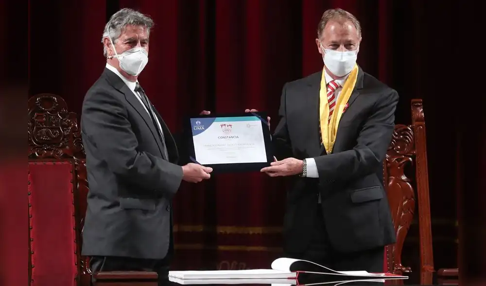 El Jefe del Estado estuvo acompañado en la ceremonia por el ministro de Cultura, Alejandro Neyra; y el alcalde de Lima, Jorge Muñoz. Foto: Andina El Jefe del Estado estuvo acompañado en la ceremonia por el ministro de Cultura, Alejandro Neyra; y el alcalde de Lima, Jorge Muñoz. Foto: Andina