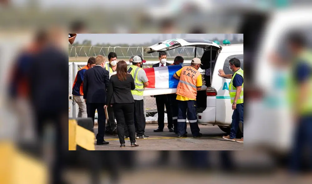 Trabajadores del aeropuerto retiran un ataúd cubierto con una bandera con los restos de Leidy Luna Villalba en Paraguay. Foto: Telemundo Trabajadores del aeropuerto retiran un ataúd cubierto con una bandera con los restos de Leidy Luna Villalba en Paraguay. Foto: Telemundo