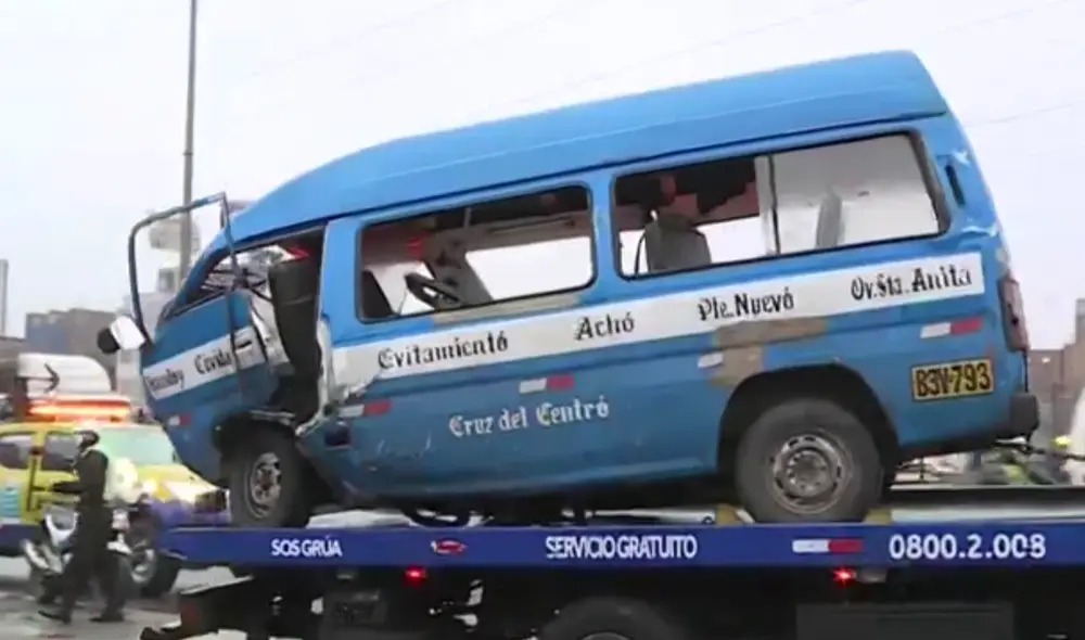 Conducto de la combi se habría dado a la fuga luego del choque. Foto: captura América TV Conducto de la combi se habría dado a la fuga luego del choque. Foto: captura América TV