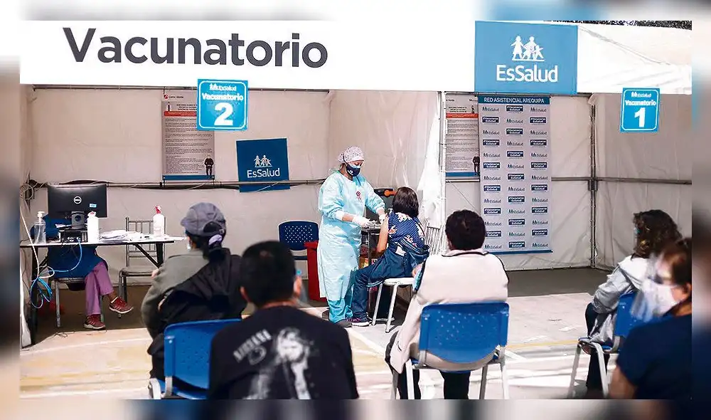 A diferencia de días anteriores, hubo afluencia en los vacunatorios. Foto: Oswald Charca/La República A diferencia de días anteriores, hubo afluencia en los vacunatorios. Foto: Oswald Charca/La República