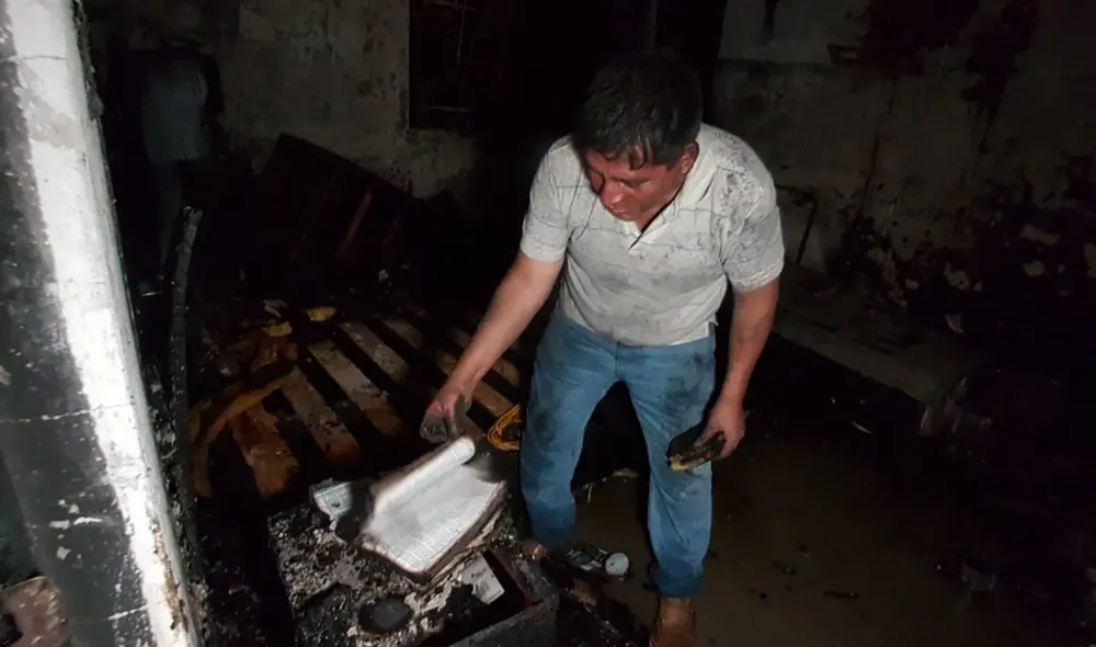 Damnificado no pudo recuperar absolutamente nada. Foto: Grace Mora / URPI-LR Damnificado no pudo recuperar absolutamente nada. Foto: Grace Mora / URPI-LR