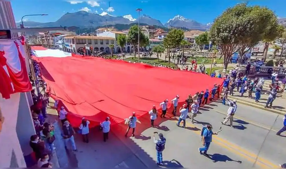 Huaracinos se sumaron al recorrido que culminó en la plaza de Armas. Foto: Áncash noticias