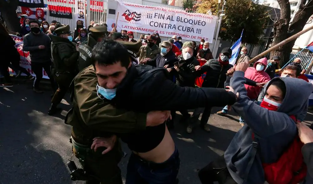Al grito de “Viva Cuba libre”, más de 200 personas se juntaron ondeando banderas y golpeando cacerolas a las afueras de la sede diplomática. Foto: EFE Al grito de “Viva Cuba libre”, más de 200 personas se juntaron ondeando banderas y golpeando cacerolas a las afueras de la sede diplomática. Foto: EFE