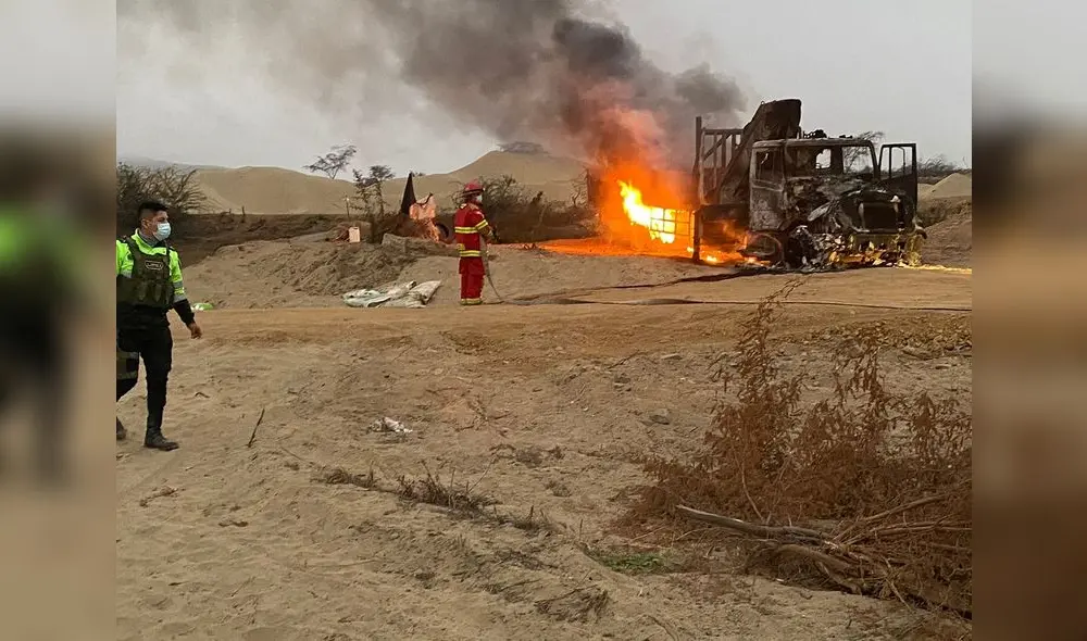 Volquete y tuberías fueron quemados en Chepén. Foto: cortesía Volquete y tuberías fueron quemados en Chepén. Foto: cortesía