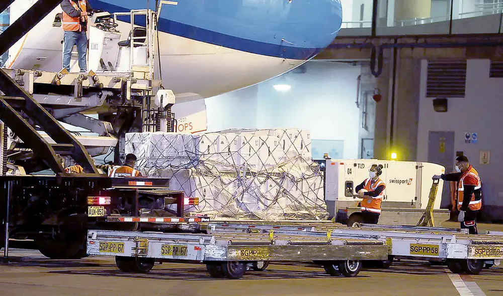 Embarques. Este mes y en agosto continuarán llegando dosis de distintos laboratorios para proseguir el proceso de inmunización contra la COVID-19. Foto: difusión Embarques. Este mes y en agosto continuarán llegando dosis de distintos laboratorios para proseguir el proceso de inmunización contra la COVID-19. Foto: difusión