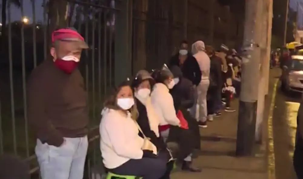 Largas colas en las afueras del Vacunatón. Foto: captura América noticias Largas colas en las afueras del Vacunatón. Foto: captura América noticias