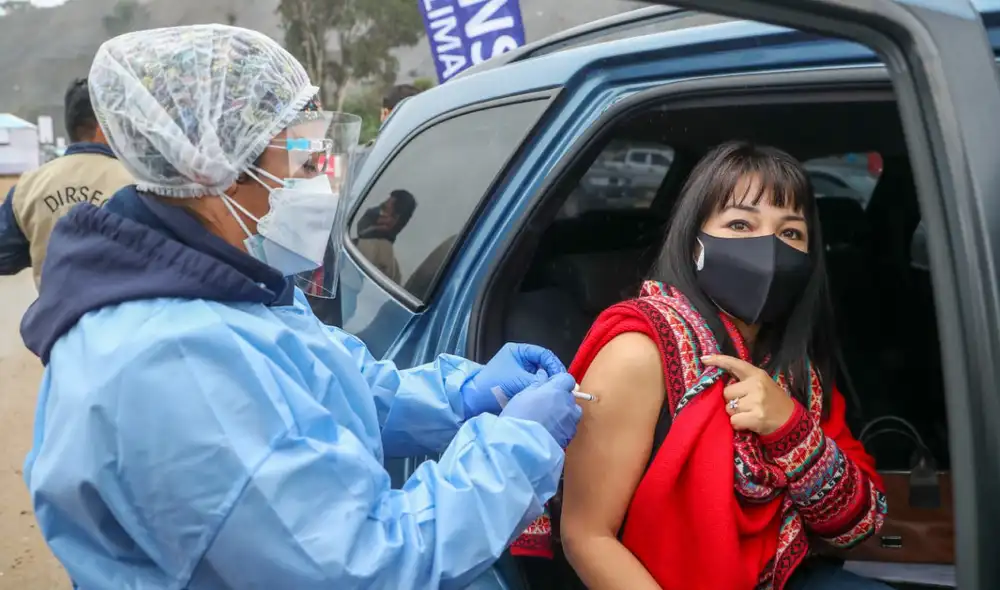 La titular del Poder Ejecutivo, Mirtha Vásquez, llegó hasta el vacunatorio en Chorrillos para recibir su primera dosis contra la COVID-19. Foto: Congreso de la República La titular del Poder Ejecutivo, Mirtha Vásquez, llegó hasta el vacunatorio en Chorrillos para recibir su primera dosis contra la COVID-19. Foto: Congreso de la República