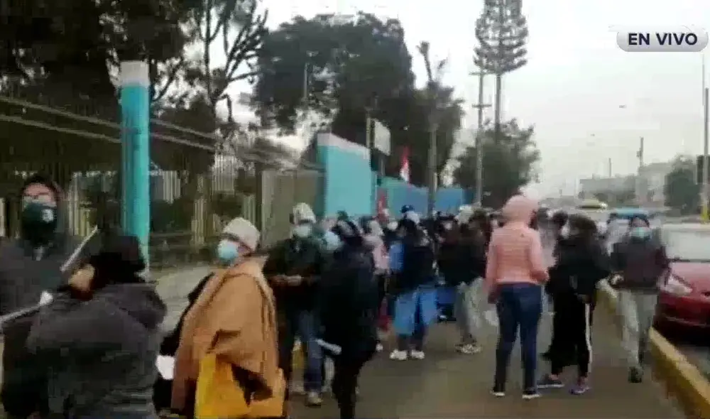 El robo ocurrió cuando la mujer regresaba a la cola en los exteriores del parque zonal Sinchi Roca. Foto: captura/RPP