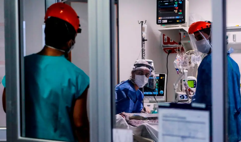 Argentina sigue sumida en un virulento pico en plena segunda ola y superó las 100.000 muertes por la pandemia. Foto: EFE