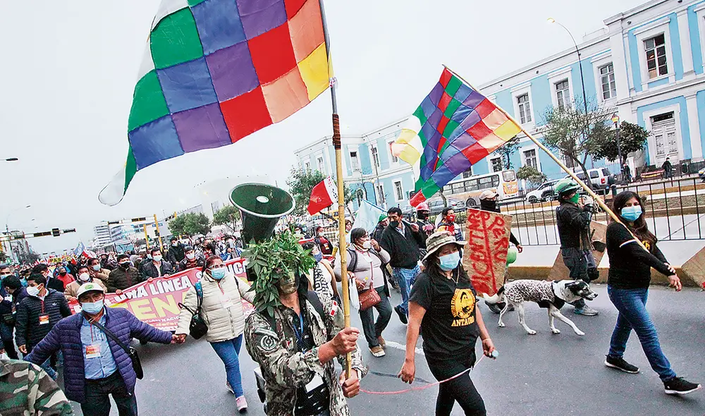 Apoyo a Castillo. Trabajadores, comuneros, campesinos y ronderos hicieron sentir su voz. Foto: Natalia Roncal / La República Apoyo a Castillo. Trabajadores, comuneros, campesinos y ronderos hicieron sentir su voz. Foto: Natalia Roncal / La República
