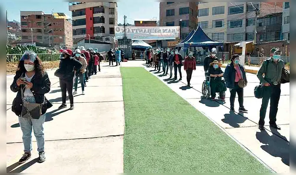 Pusieron el hombro. Cientos de cusqueños llegaron al vacunatorio montado en el parque Quillabamba en Wanchap. Pusieron el hombro. Cientos de cusqueños llegaron al vacunatorio montado en el parque Quillabamba en Wanchap.