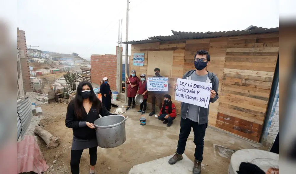 Jóvenes de la Red de Apoyo SMP junto a las madres de la olla Milagro de Abril de Cerro Candela. Para apoyar a la Red puede comunicarse al 997 367 431. Crédito: Félix Contreras