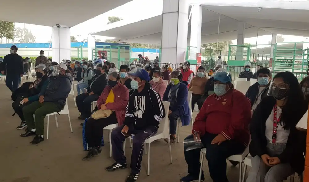 Miles de personas acuden al Parque Zonal Huiracocha para ser vacunados contra la COVID-19. Foto: Mary Luz Aranda / URPI-LR