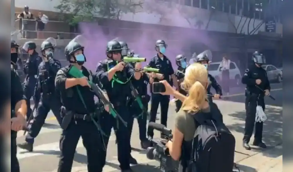 Las imágenes muestran que los oficiales usaban bastones y escopetas antidisturbios. Foto: @CSpidereye/Twitter Las imágenes muestran que los oficiales usaban bastones y escopetas antidisturbios. Foto: @CSpidereye/Twitter