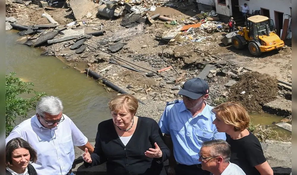 Angela Merkel y el primer ministro del Estado de Renania-Palatinado, Malu Dreyer, hablan sobre un puente durante su visita a las zonas asoladas por las inundaciones en Schuld. Foto: EFE