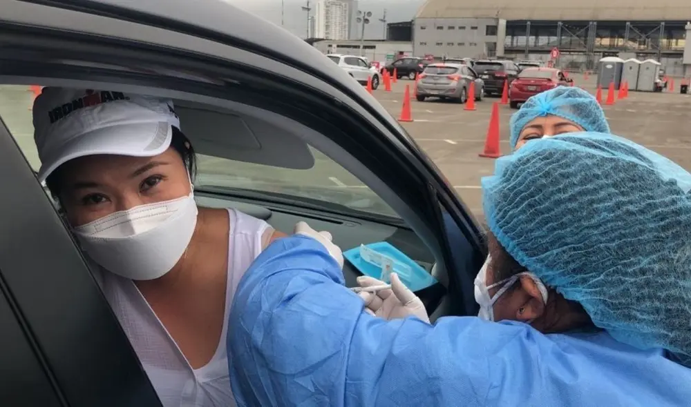 La lideresa de Fuerza Popular asistió al vacunacar del Jockey Plaza. Foto: Twitter / Keiko Fujimori La lideresa de Fuerza Popular asistió al vacunacar del Jockey Plaza. Foto: Twitter / Keiko Fujimori