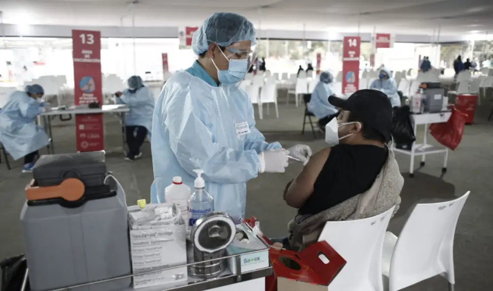 De día y de noche. Brigadas trabajaron incansablemente en los distintos vacunatorios. Foto: Antonio Melgarejo / URPI-LR De día y de noche. Brigadas trabajaron incansablemente en los distintos vacunatorios. Foto: Antonio Melgarejo / URPI-LR