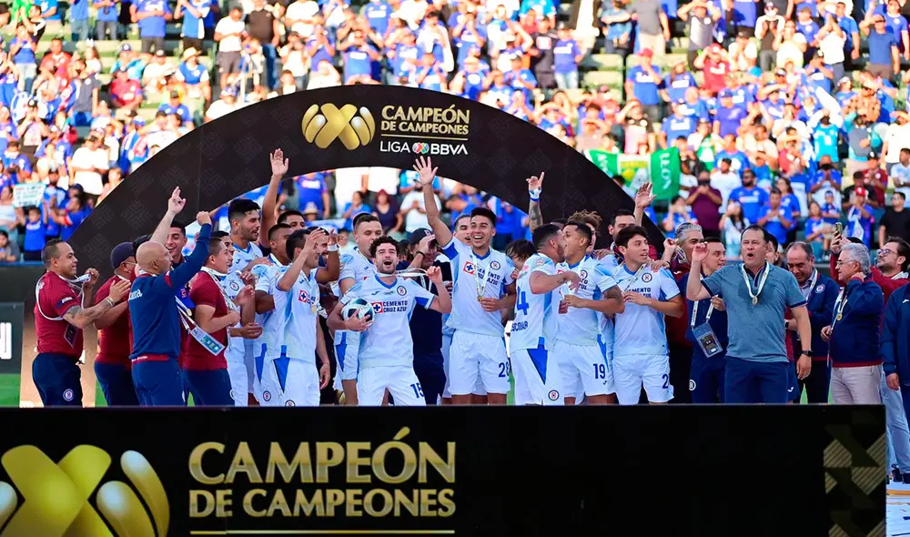Cruz Azul, de Juan Reynoso, festejando el título de Campeón de Campeones 2021. Foto: Cruz Azul Cruz Azul, de Juan Reynoso, festejando el título de Campeón de Campeones 2021. Foto: Cruz Azul