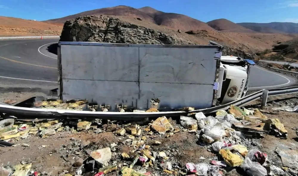 Los paquetes de marihuana estaban camuflados en compartimento especial en el techo del camión. Foto: PNP Los paquetes de marihuana estaban camuflados en compartimento especial en el techo del camión. Foto: PNP