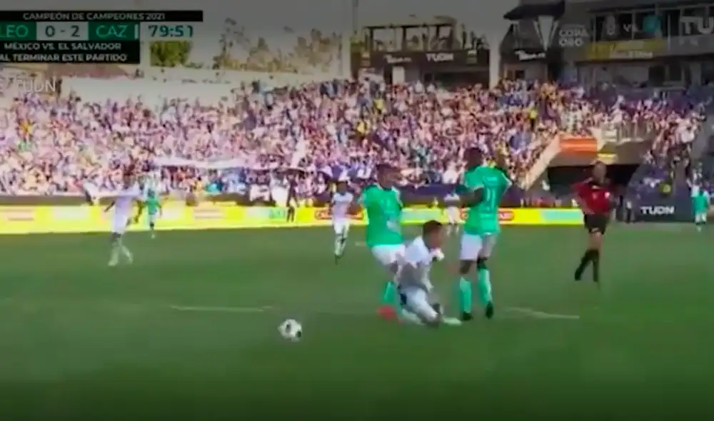 Sobre los 79' de partido, Yoshimar Yotún dejó con 10 hombres a Cruz Azul tras fingir una falta. Foto: TUDN Sobre los 79' de partido, Yoshimar Yotún dejó con 10 hombres a Cruz Azul tras fingir una falta. Foto: TUDN