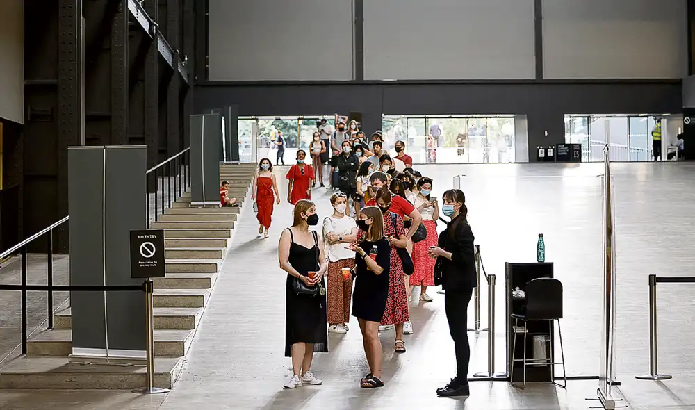 Llenos. Miembros de la cola pública para recibir la vacuna Pfizer-BioNTech COVID-19 en el Turbine Hall, un centro temporal de vacunas en el centro de Londres. Foto: AFP Llenos. Miembros de la cola pública para recibir la vacuna Pfizer-BioNTech COVID-19 en el Turbine Hall, un centro temporal de vacunas en el centro de Londres. Foto: AFP