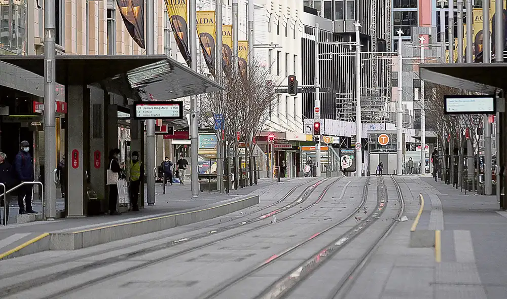 Desoladas. Calles en Australia lucen completamente vacías por el confinamiento en el país. Foto: EFE