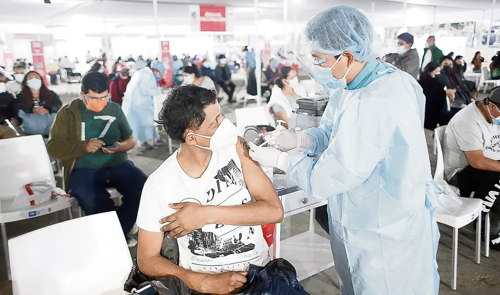 Mayor afluencia. Se atendió a los de 45 y 46 años. La otra jornada será para los de 40 años y menores con comorbilidades. Foto: Anthonio Melgarejo / La República Mayor afluencia. Se atendió a los de 45 y 46 años. La otra jornada será para los de 40 años y menores con comorbilidades. Foto: Anthonio Melgarejo / La República