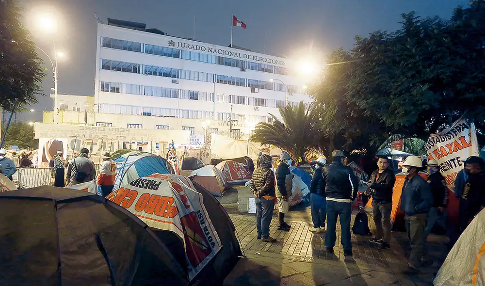 Vigilias. La sede del JNE en el Centro de Lima se mantiene con ciudadanos que piden mayor celeridad. A poco más de una semana del cambio de mando, no se cierra aún el proceso. Foto: Marco Cotrina/La República Vigilias. La sede del JNE en el Centro de Lima se mantiene con ciudadanos que piden mayor celeridad. A poco más de una semana del cambio de mando, no se cierra aún el proceso. Foto: Marco Cotrina/La República