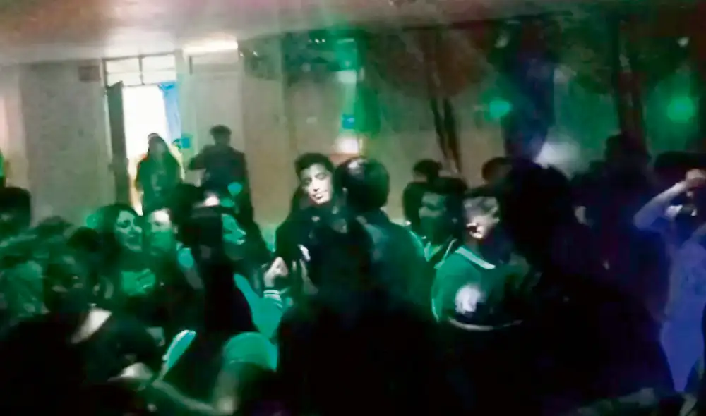 Irresponsables. Jóvenes e incluso menores de edad participan en fiestas COVID. Foto: La República Irresponsables. Jóvenes e incluso menores de edad participan en fiestas COVID. Foto: La República