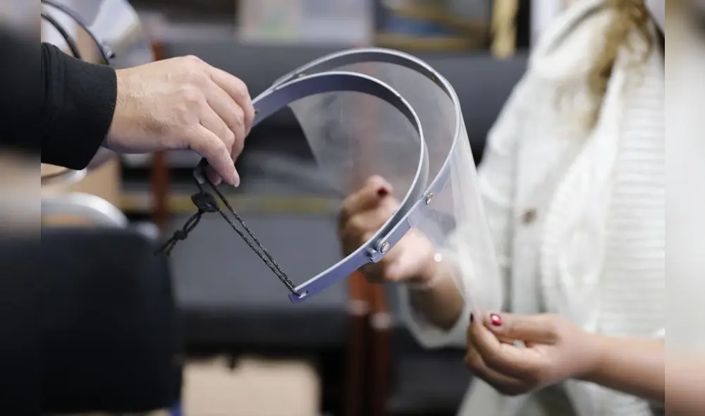 Médico insta a la ciudadanía al uso personal del protector facial. Foto: EsSalud Médico insta a la ciudadanía al uso personal del protector facial. Foto: EsSalud