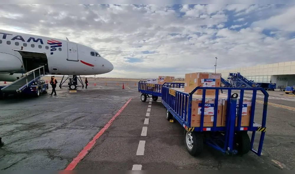 Vacunas llegaron al aeropuerto de Juliaca. Foto: Diresa Puno