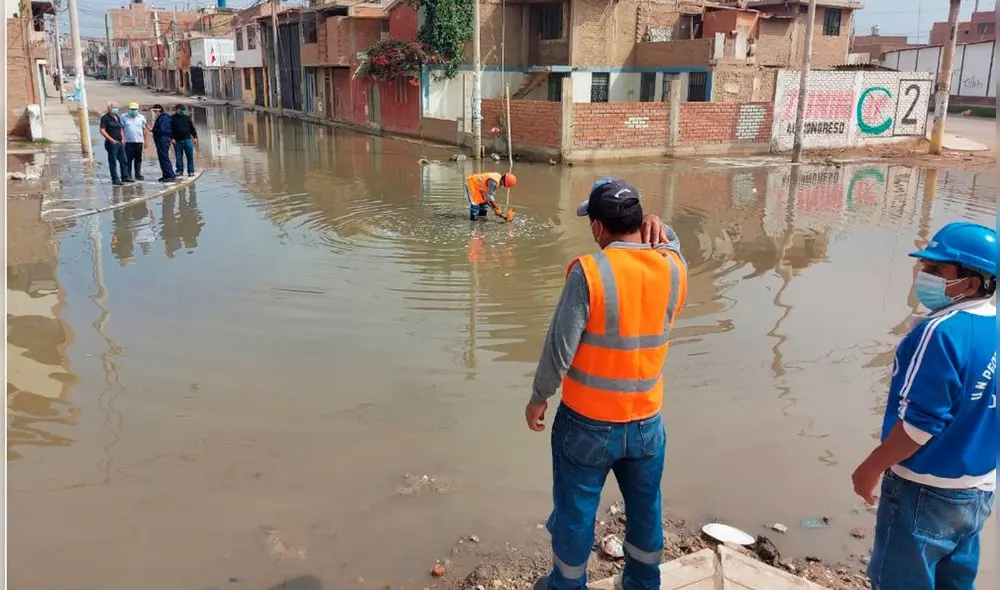 Vecinos temen que la salud de sus familias se pueda ver afectada por presencia de aguas residuales. Foto: Clinton Medina/La República