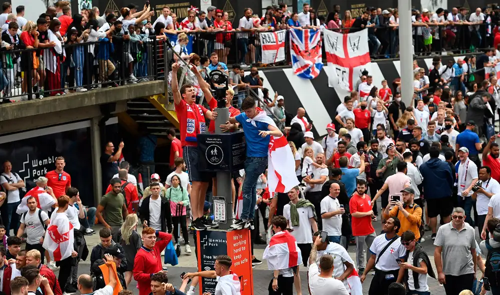 Hinchas de Inglaterra ocasionaron caos en los exteriores de Wembley antes de la final. Foto: EFE