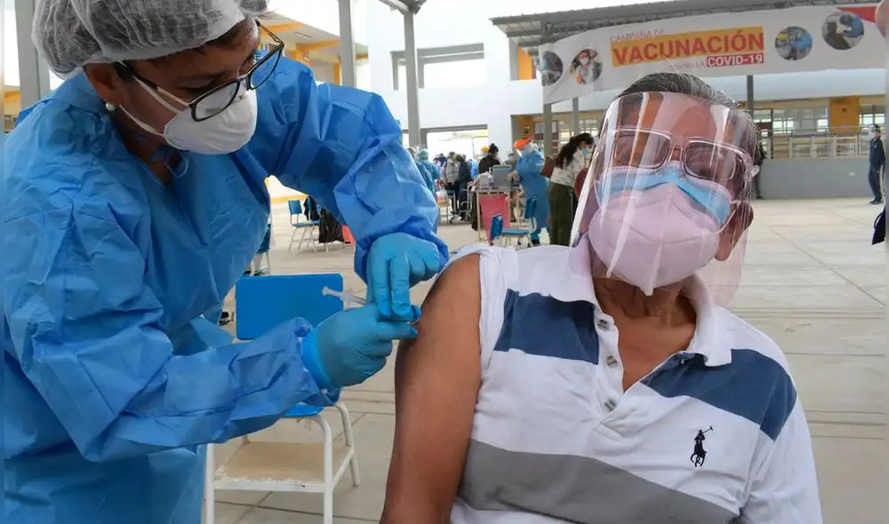 Durante la semana pasada, se vacunó a personas mayores de 53 años de edad. Foto: Geresa Lambayeque. Durante la semana pasada, se vacunó a personas mayores de 53 años de edad. Foto: Geresa Lambayeque.
