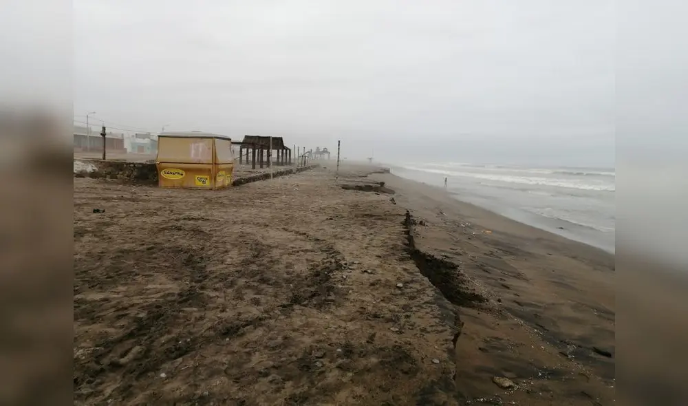 La erosión no se detiene y ahora deja su impacto negativo en Huanchaquito. Foto: Carlos Bocanegra García