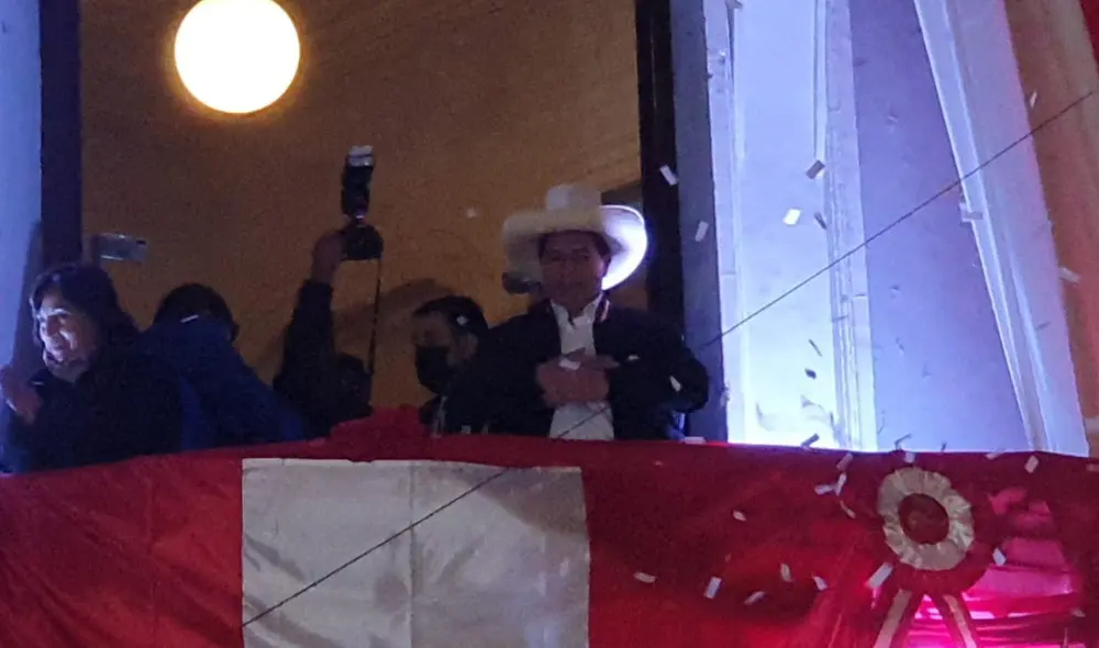 Pedro Castillo se dirigió a sus simpatizantes que lo acompañaron en su local partidario. Foto: La República