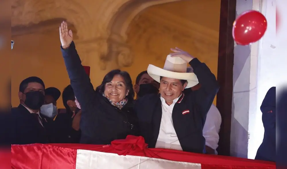 Pedro Castillo (d), acompañado de su formula a la Vicepresidencia Dina Boluarte, saluda simpatizantes desde un balcón luego de ser proclamado hoy presidente electo de Perú. Foto: Paolo Aguilar