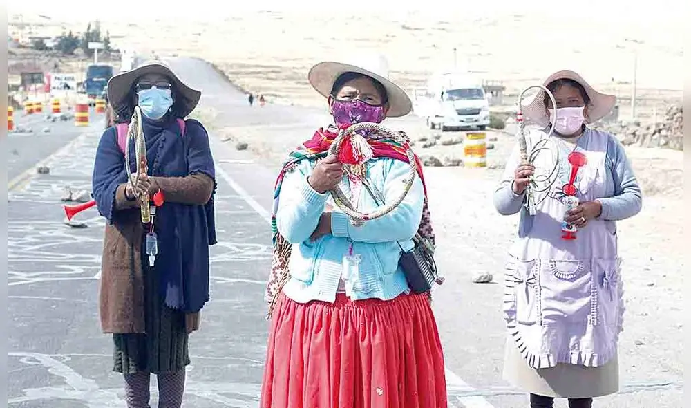 Son la autoridad. Las mujeres con chicote en la mano o en la espalda no solo representa a una “tenientina”, sino también puede ser dirigente de una ronda campesina. Foto: Juan Carlos Cisneros
