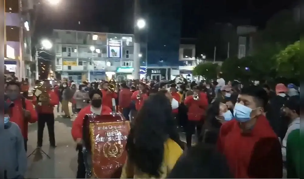 Chotanos bailaron al ritmo de las bandas en la plaza principal de la ciudad. Foto: captura video Chotanos bailaron al ritmo de las bandas en la plaza principal de la ciudad. Foto: captura video