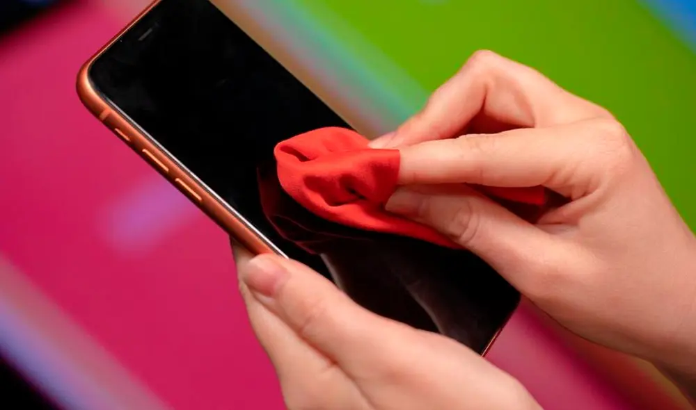 Apple aconseja no utilizar agua oxigenada o lejía para limpiar un iPhone, ni mucho menos sumergirlo en cualquier tipo de líquido. Foto: Blog iShop