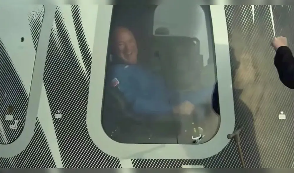 Jeff Bezos sonriendo dentro de la cápsula tras llegar a tierra firme. Foto: EFE