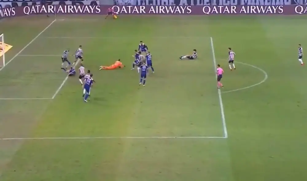 Mediante un tiro libre, Boca anotó el 1-0, sin embargo, el árbitro y el VAR anularon el tanto de los xeneizes. Foto: captura ESPN